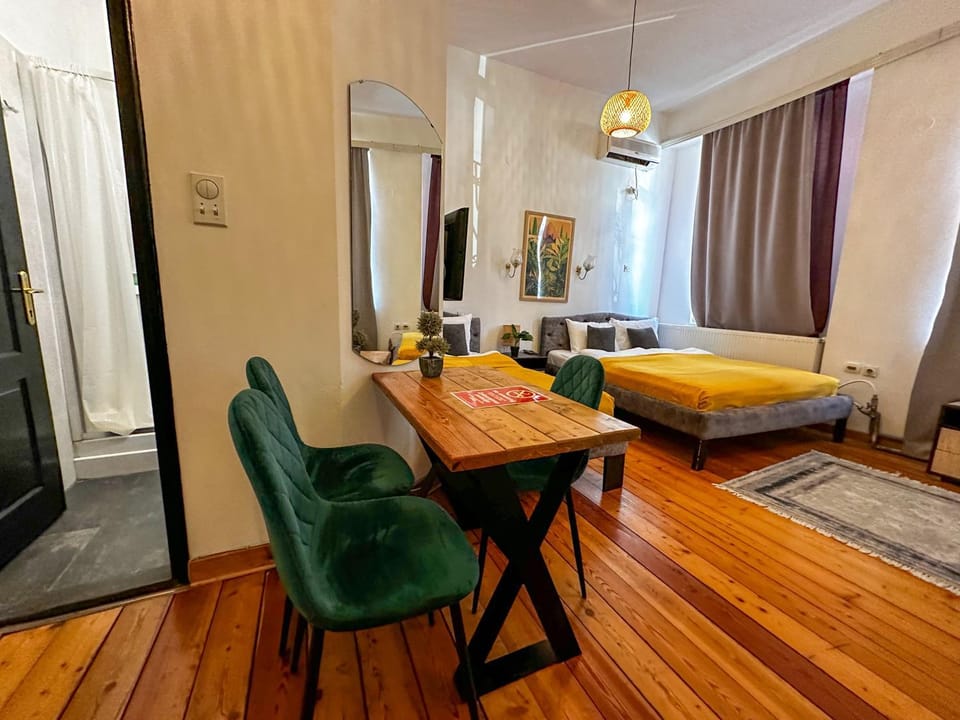 Bed, Seating area, Bedroom