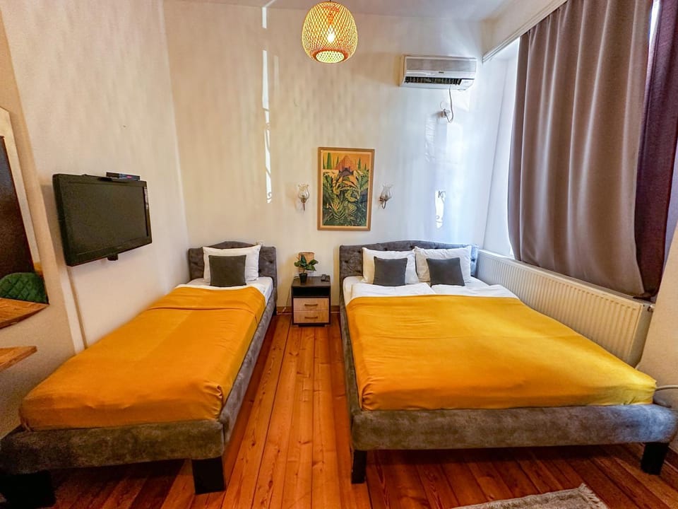 Bed, TV and multimedia, Decorative detail, Bedroom