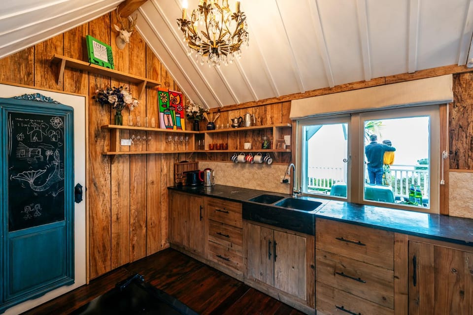 Kitchen or kitchenette, Food and drinks