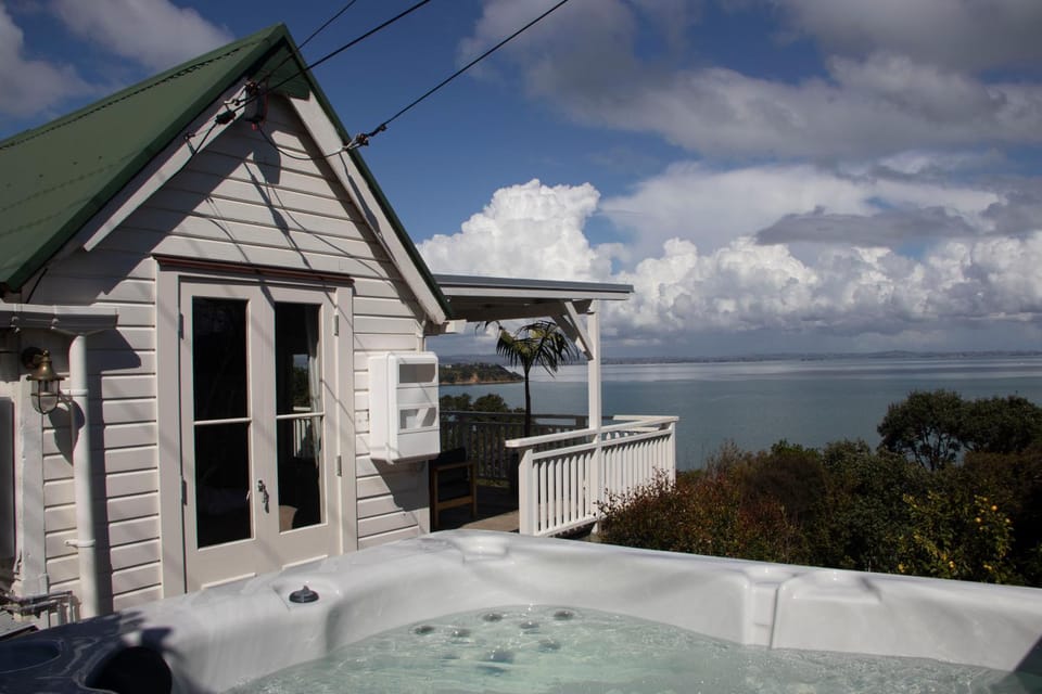 The Settlers Hut House in Auckland Region
