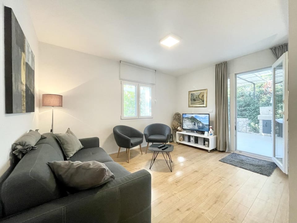 TV and multimedia, Living room, Seating area, Evening entertainment