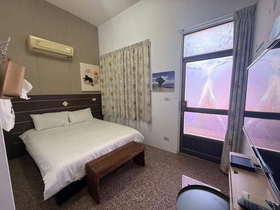 Bed, Photo of the whole room, air conditioner