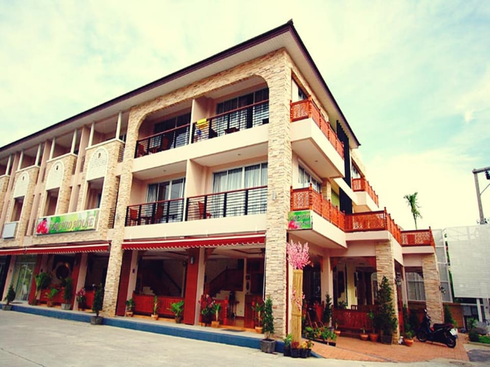 Facade/entrance, Balcony/Terrace