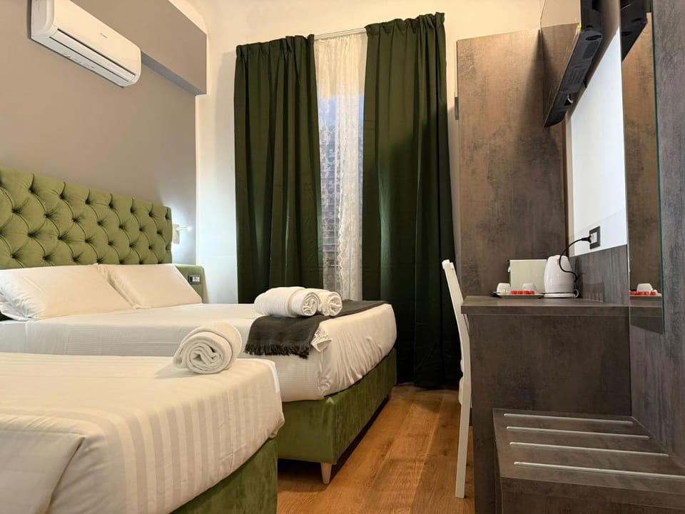 Bed, Photo of the whole room, Bedroom, air conditioner