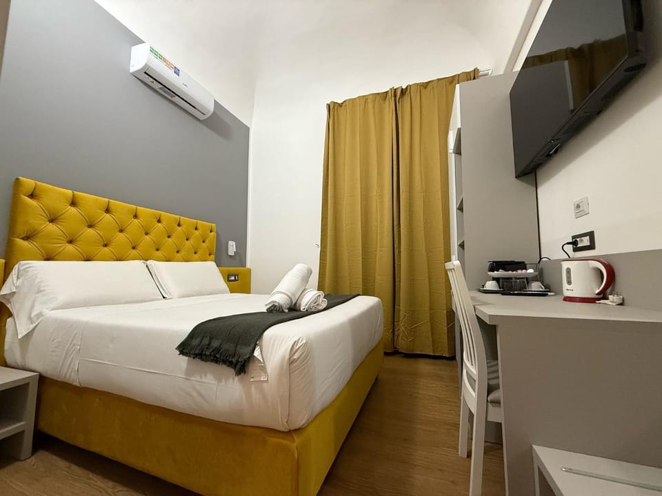 Bed, TV and multimedia, Photo of the whole room, Seating area, Bedroom, air conditioner