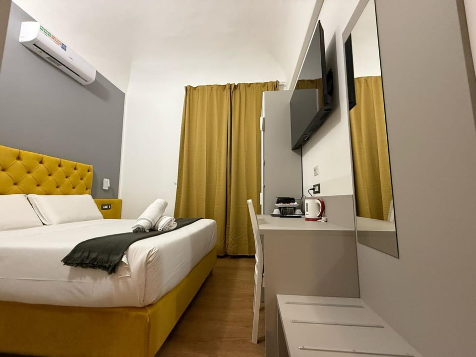 Bed, TV and multimedia, Coffee/tea facilities, Photo of the whole room, Seating area, Bedroom, air conditioner
