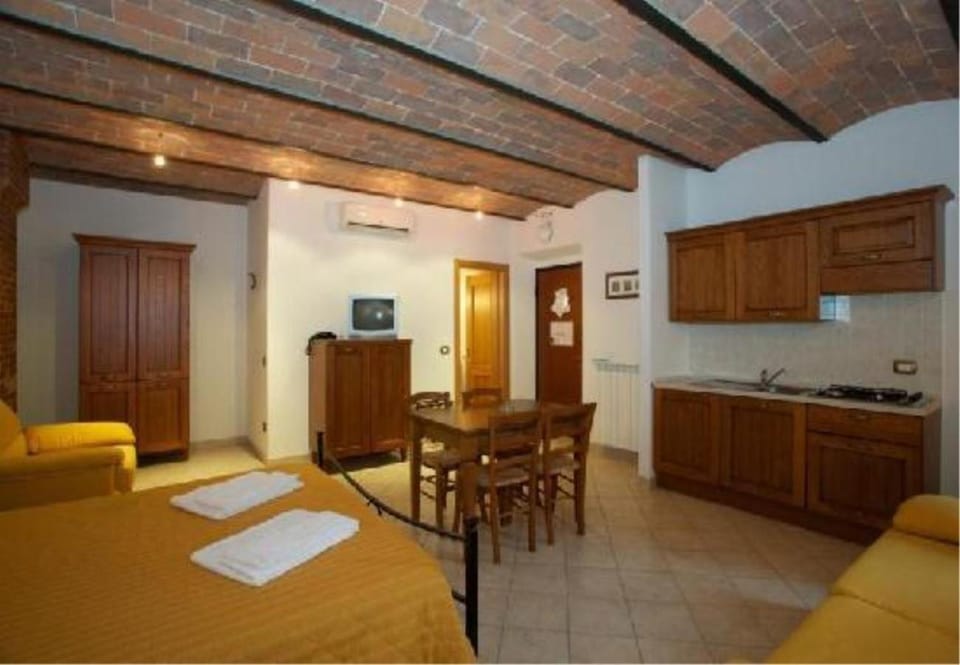 Bathroom, Kitchen or kitchenette, Living room, Photo of the whole room, Decorative detail, Dining area, Bedroom