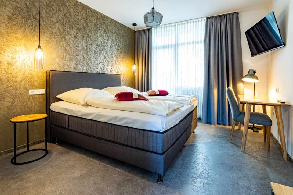 Bed, TV and multimedia, Bedroom