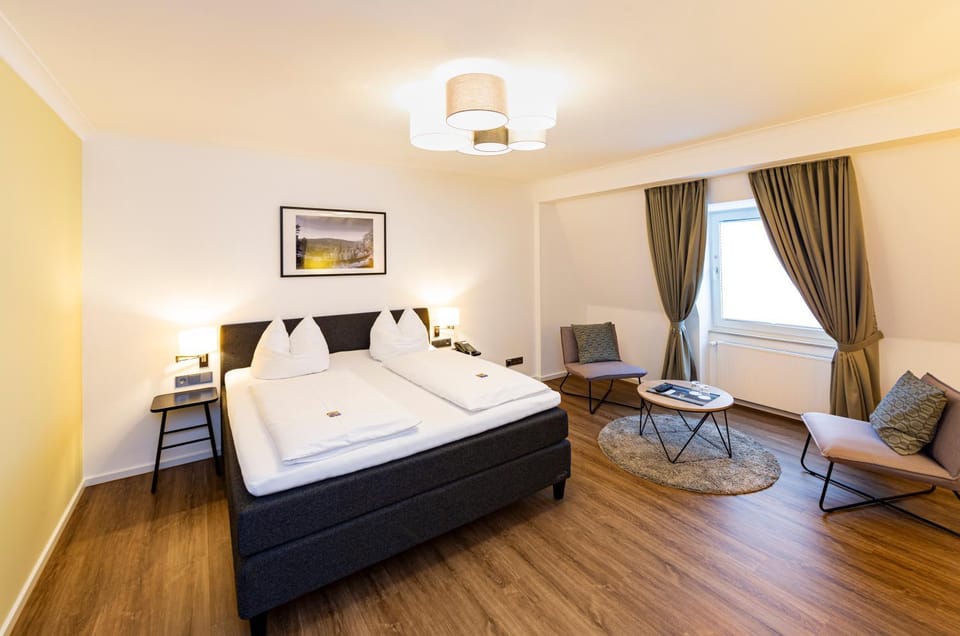 Bed, Photo of the whole room, Seating area