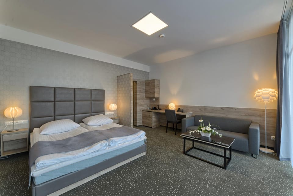 Bed, Photo of the whole room, Seating area
