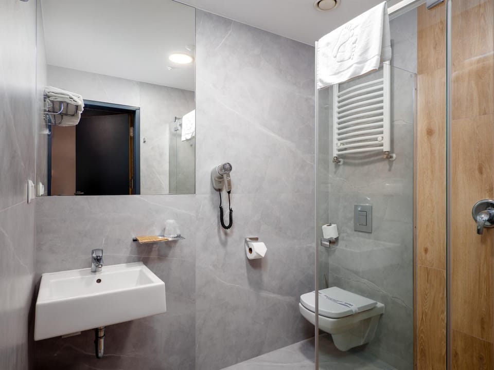 Shower, Bathroom, hair dryier, towels