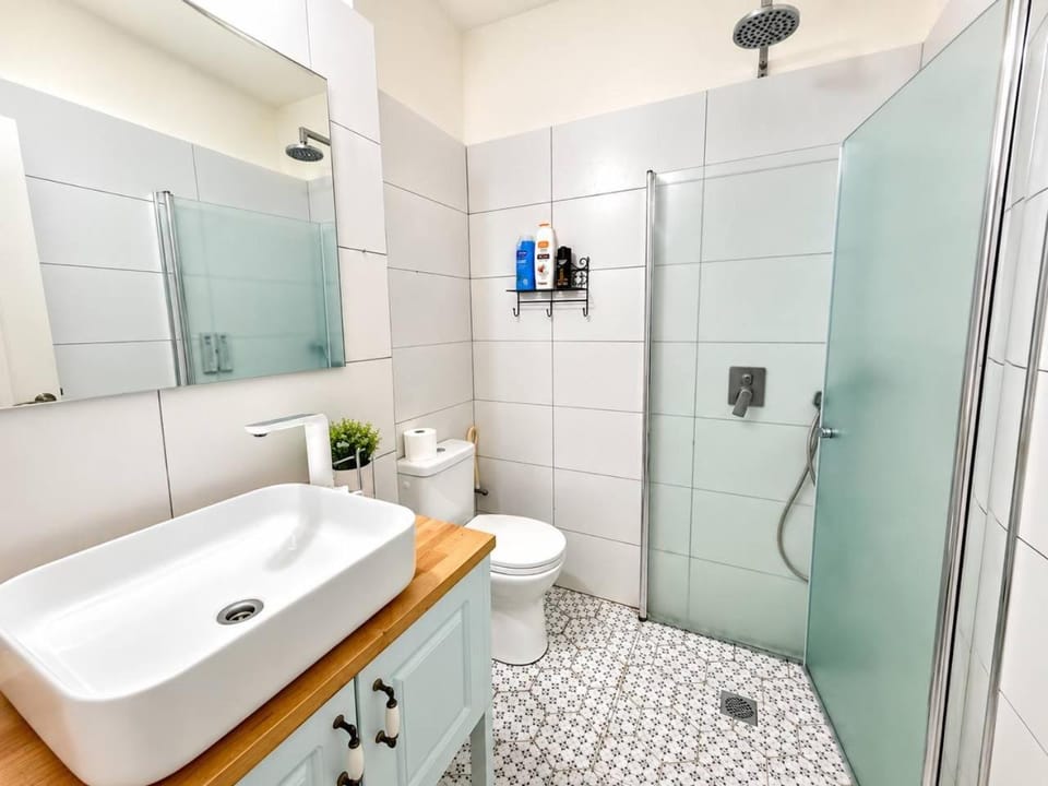 Shower, Toilet