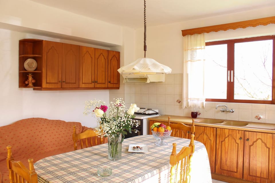 Coffee/tea facilities, Kitchen or kitchenette, Dining area, Garden view