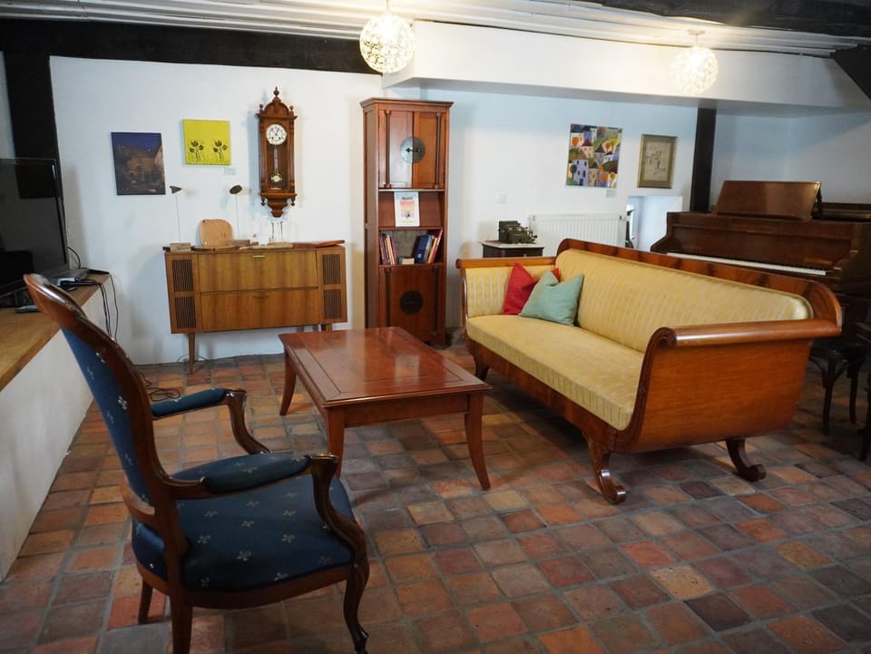 Communal lounge/ TV room, TV and multimedia, Living room, Seating area