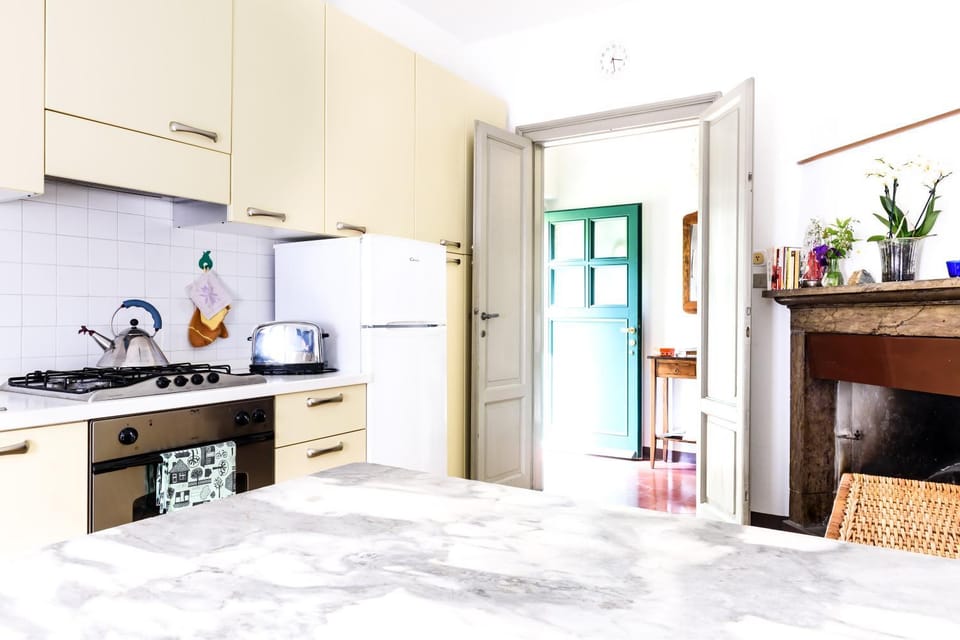 Coffee/tea facilities, Kitchen or kitchenette, Dining area