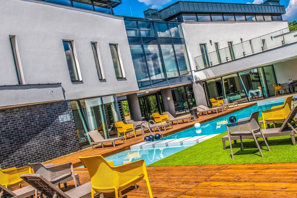 Property building, Patio, Day, Pool view, Swimming pool, Swimming pool, sunbed