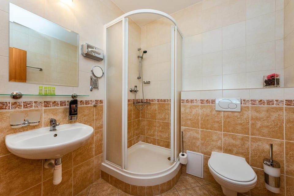 Shower, Toilet