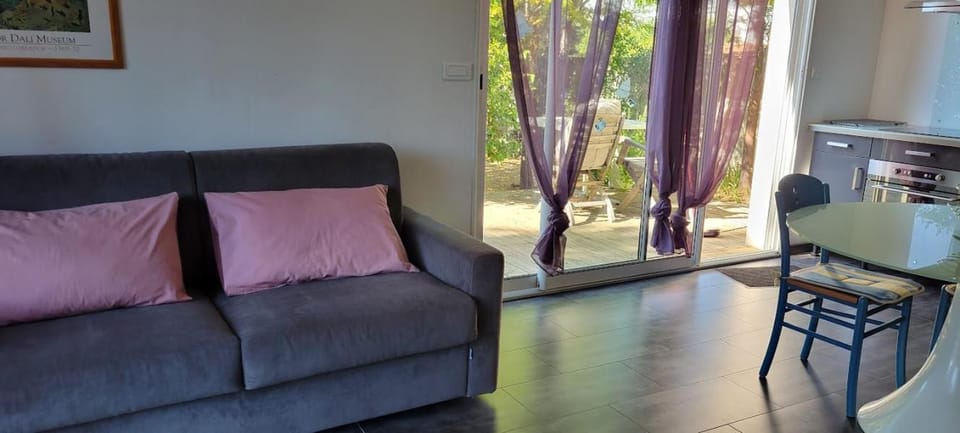 Property building, Balcony/Terrace, Living room