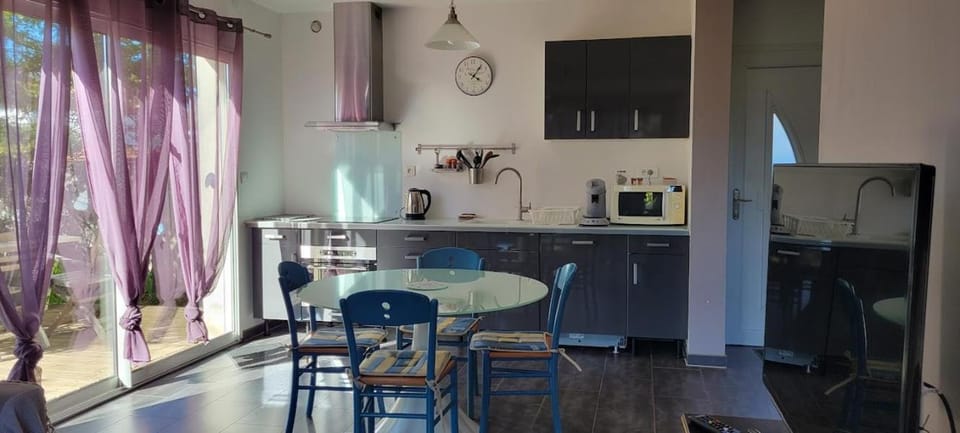 TV and multimedia, Coffee/tea facilities, Garden view, dishwasher, microwave, oven, stove, kitchen