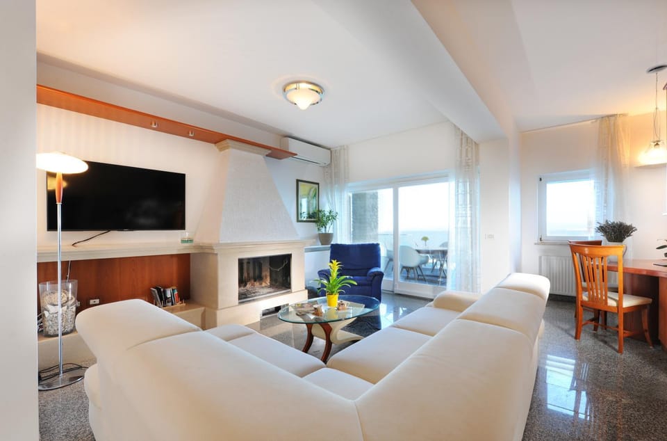 Communal lounge/ TV room, Living room, On site, Pool view, Sea view