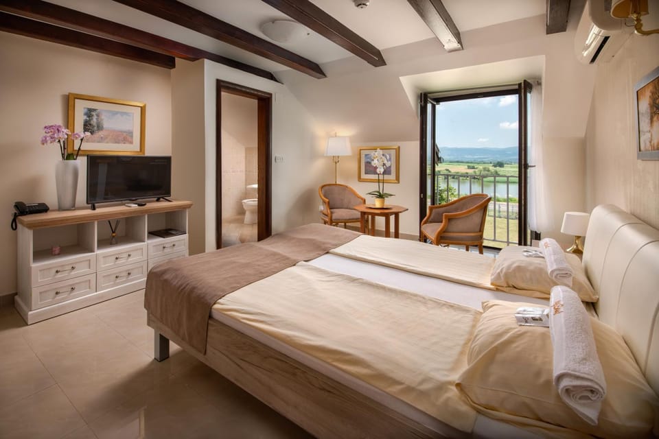 Bed, Natural landscape, TV and multimedia, Photo of the whole room, towels