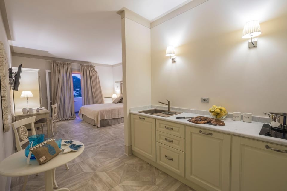 Kitchen or kitchenette, Bedroom