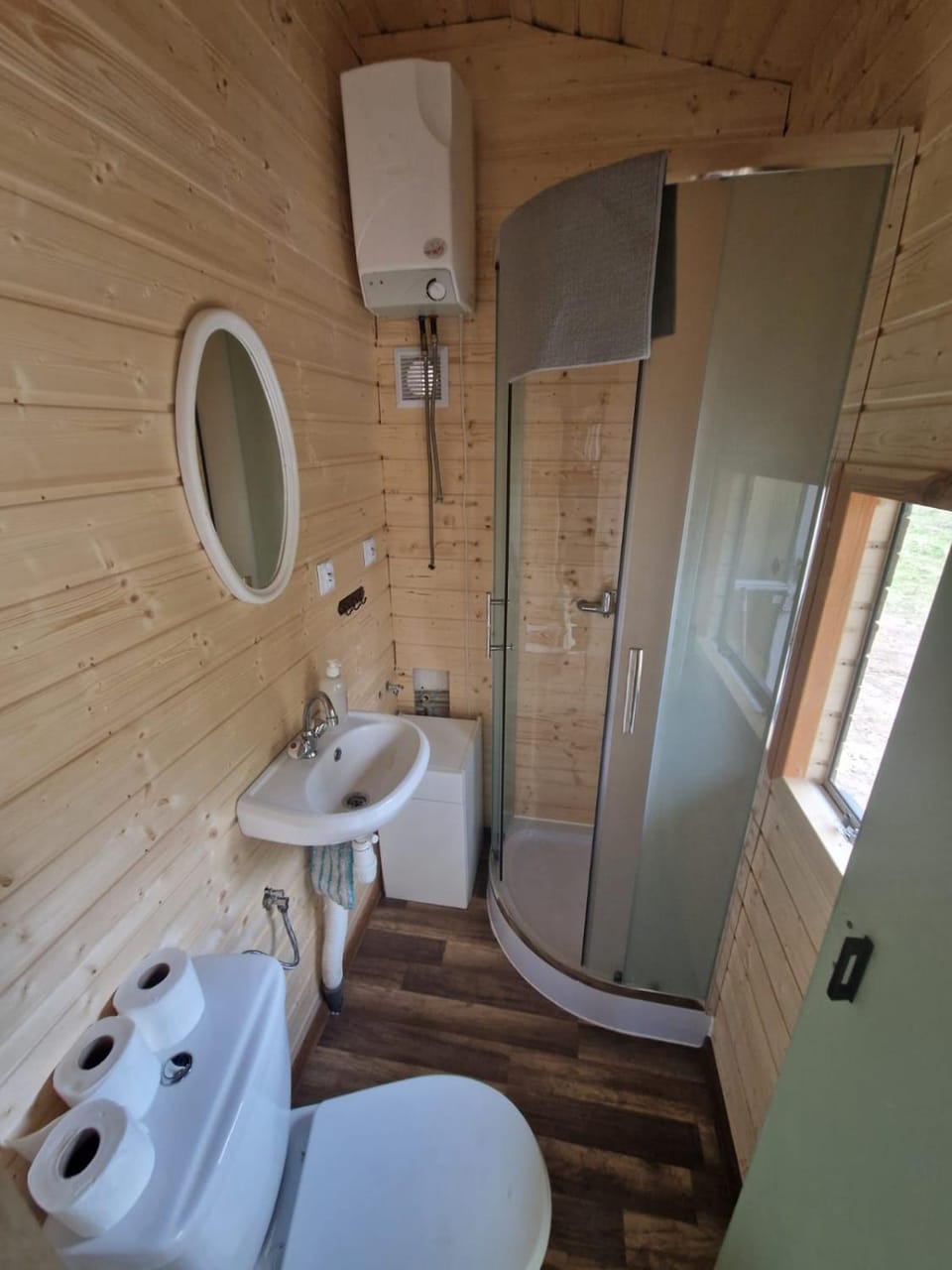 Shower, Toilet, towels