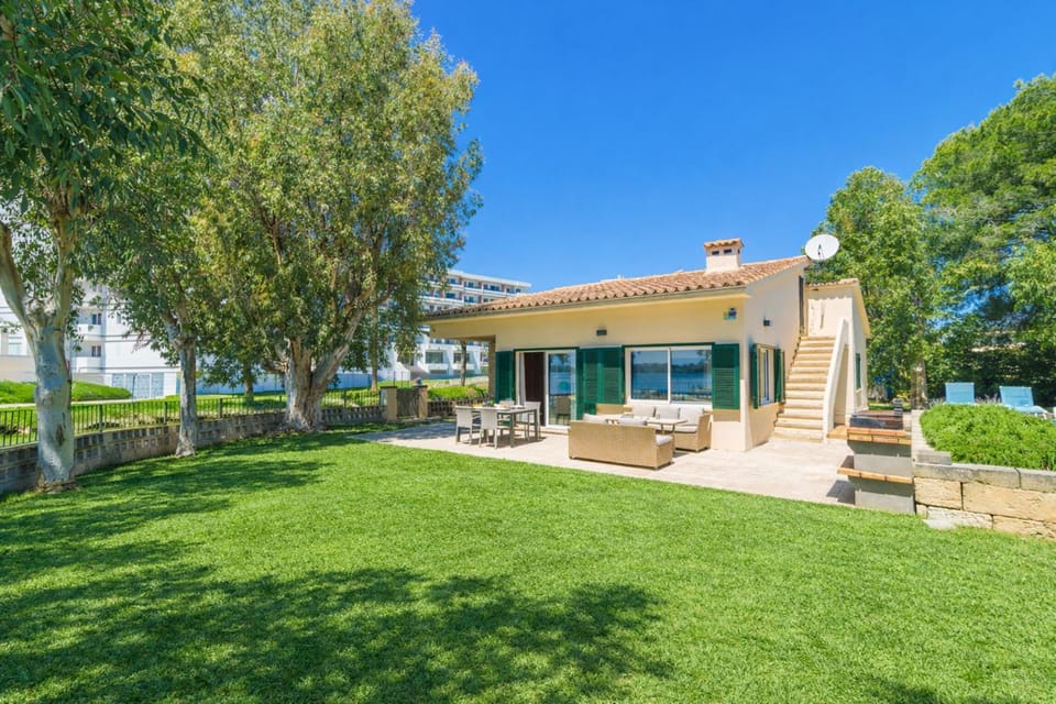 Property building, Patio, Spring, Day, Natural landscape, Garden, Garden view, sunbed