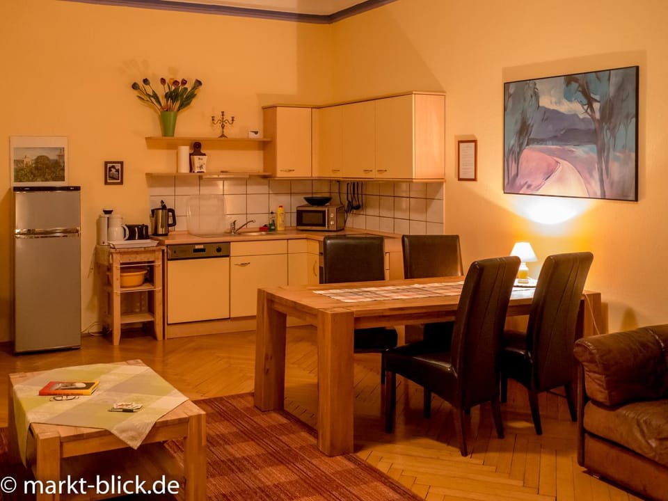 Nearby landmark, Restaurant/places to eat, Night, Coffee/tea facilities, Kitchen or kitchenette, Living room, Photo of the whole room, Decorative detail, Dining area, On site, Text overlay, City view, Landmark view, Supermarket/grocery shop, Shopping Area, young children, older children, group of guests, Family