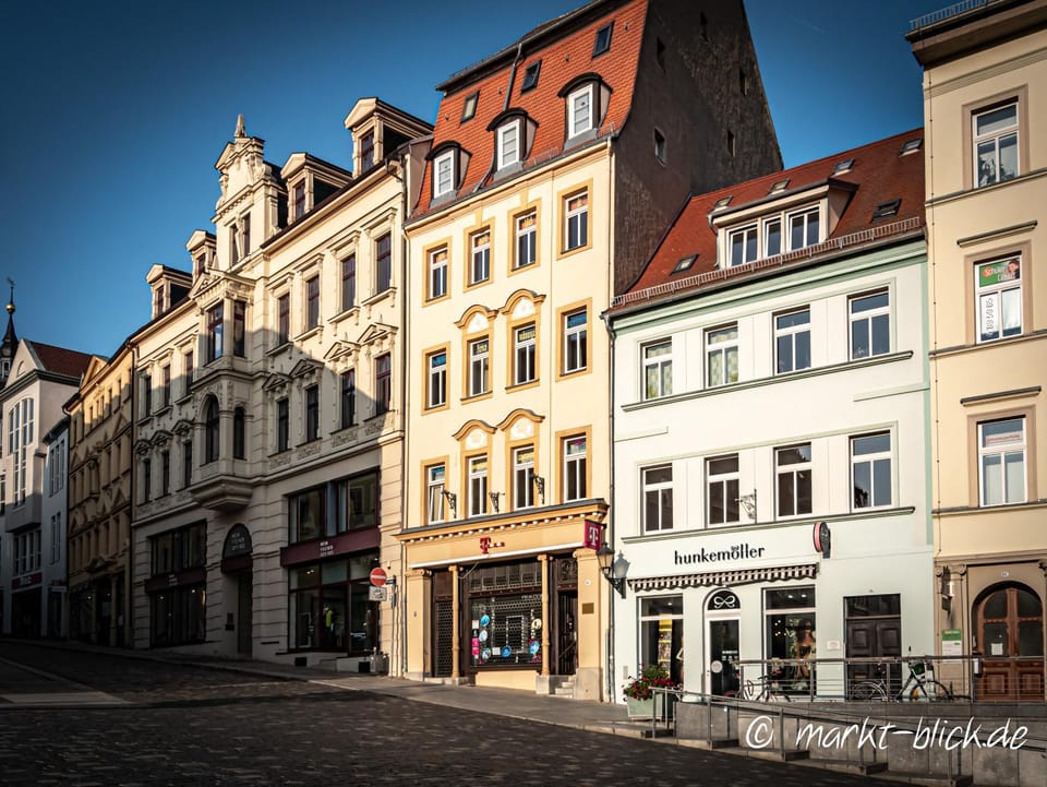 Property building, Nearby landmark, Facade/entrance, Landmark view