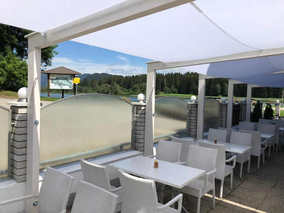 Restaurant/places to eat, Summer, On site, Garden view, Lake view