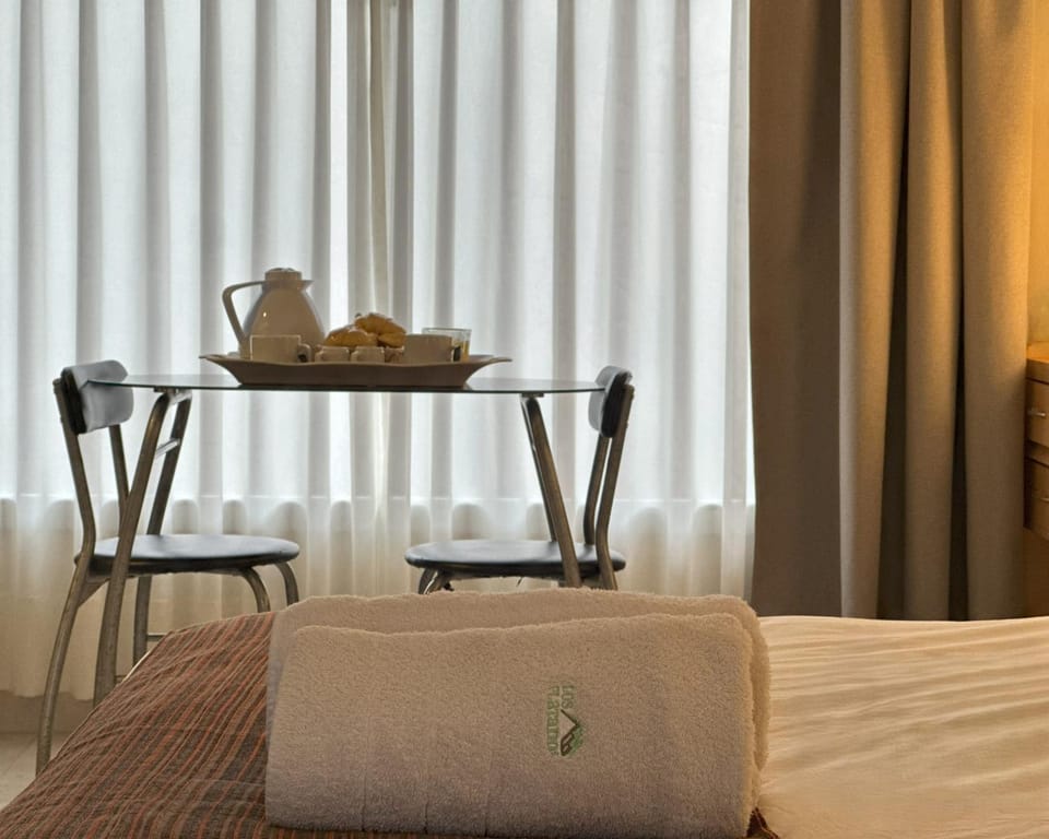 Bedroom, Food