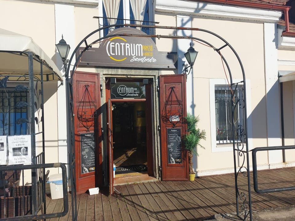 Facade/entrance, Property logo or sign, Balcony/Terrace, Logo/Certificate/Sign