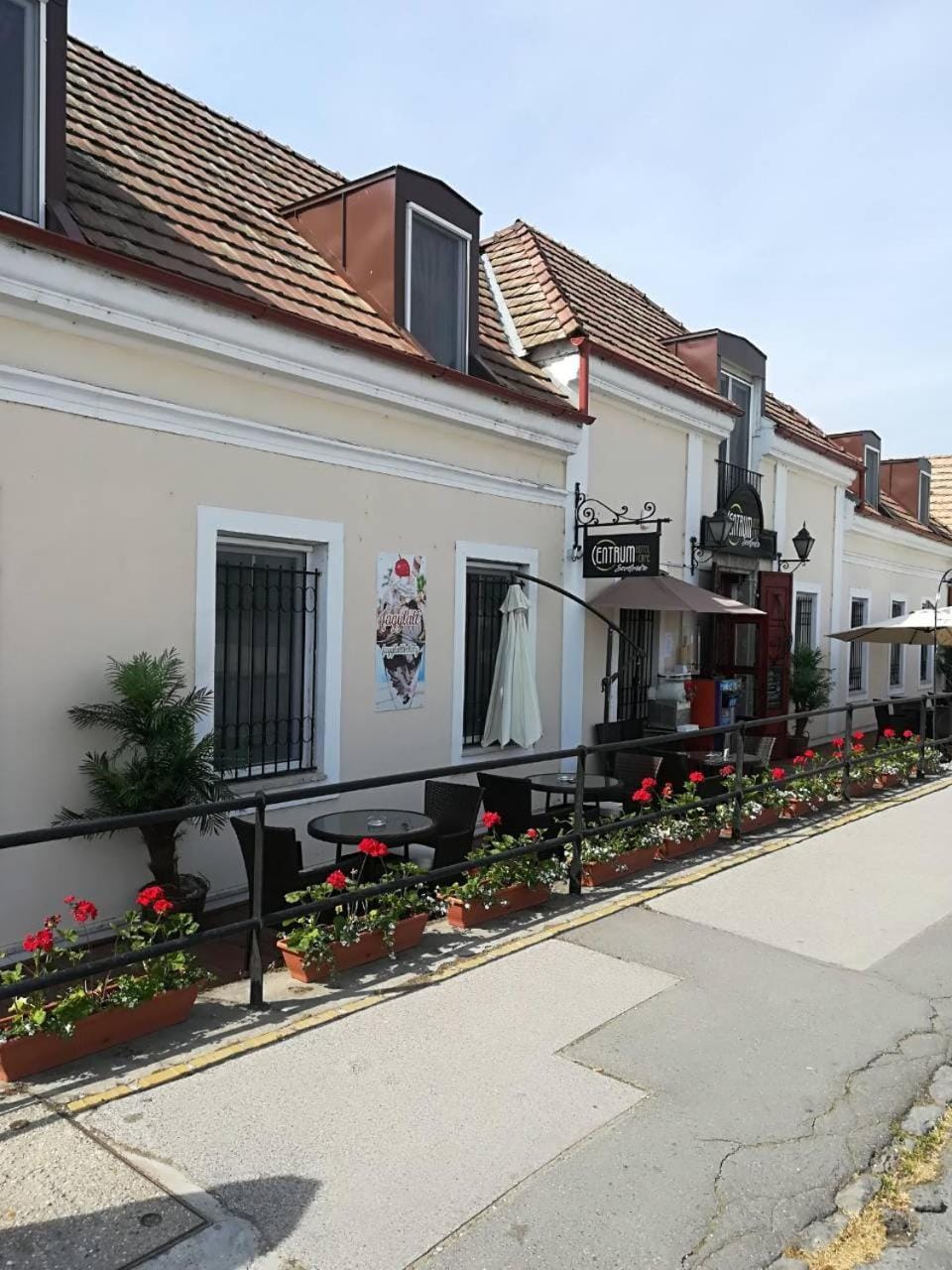 Property building, Neighbourhood, Balcony/Terrace, Lounge or bar, Street view