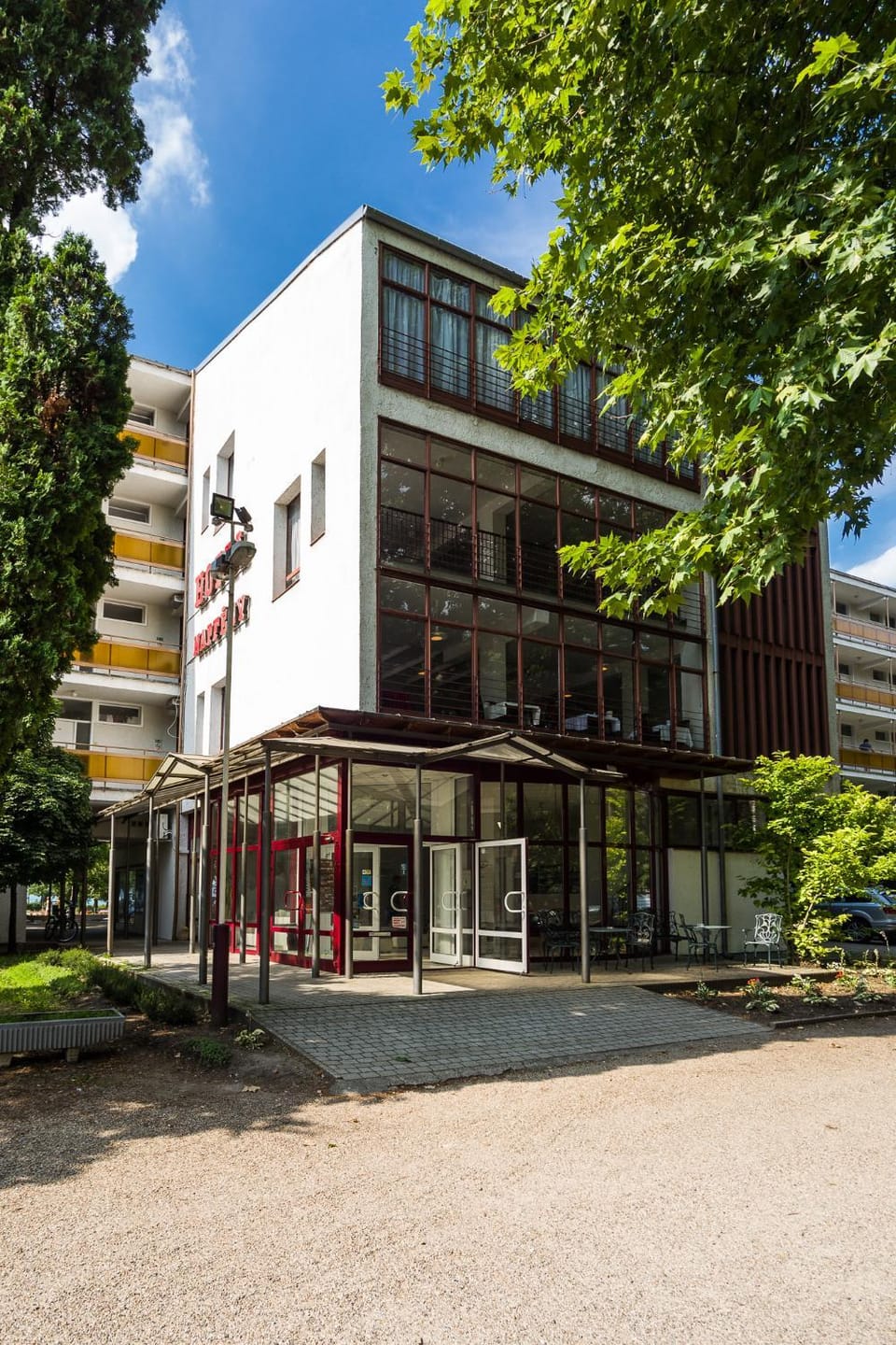 Facade/entrance