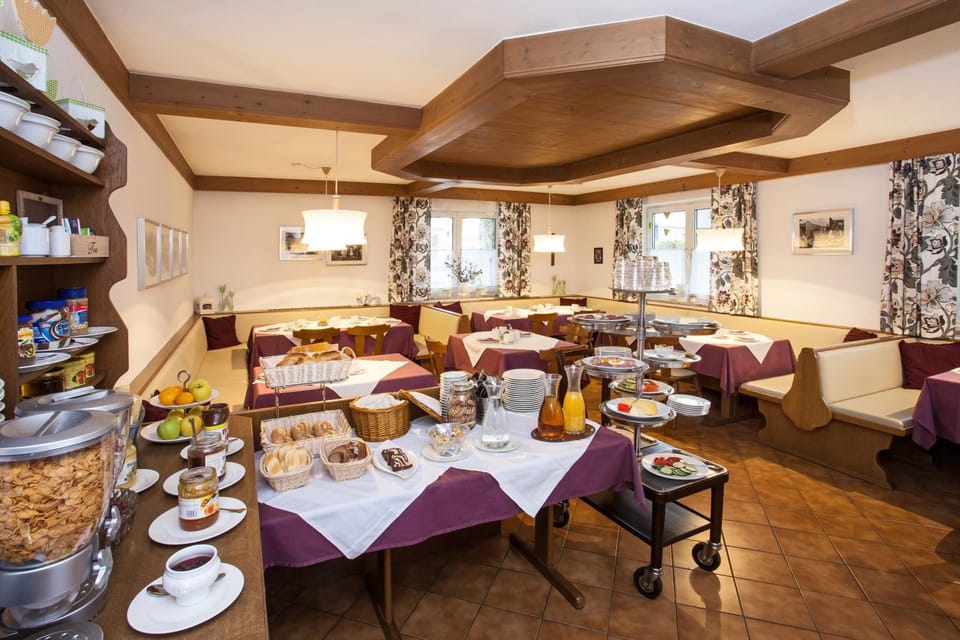 Dining area, Buffet breakfast