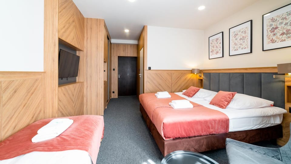Bed, TV and multimedia, Living room, Photo of the whole room, Seating area, Bedroom, towels