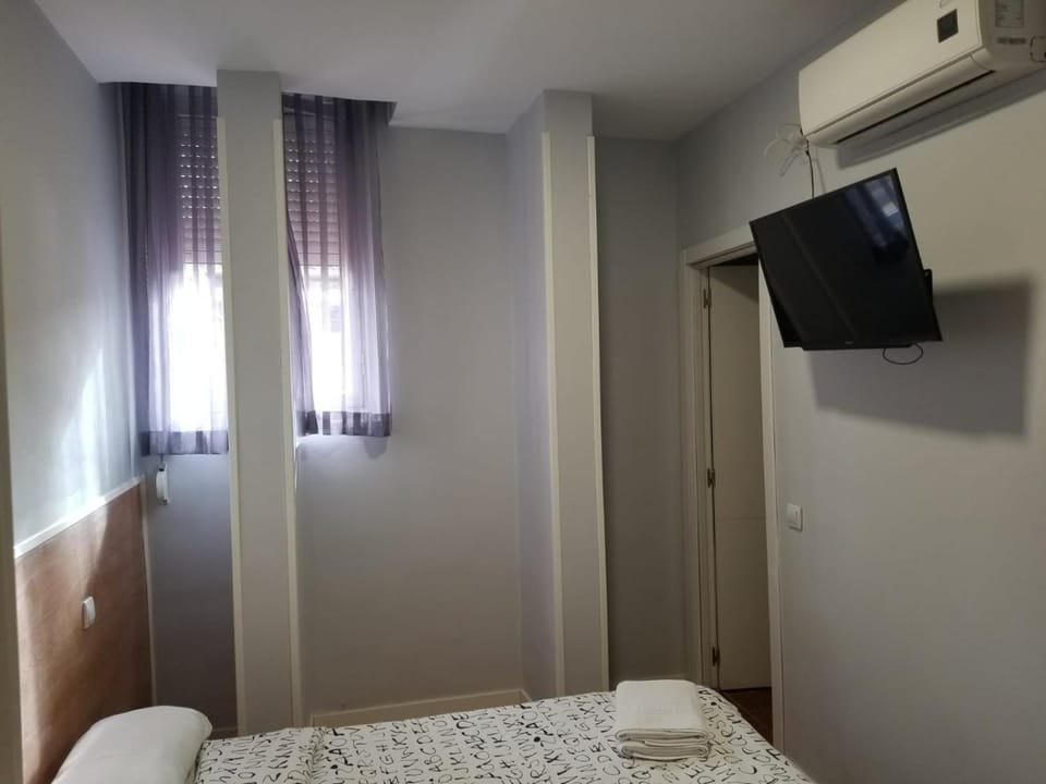 Bed, TV and multimedia, Photo of the whole room