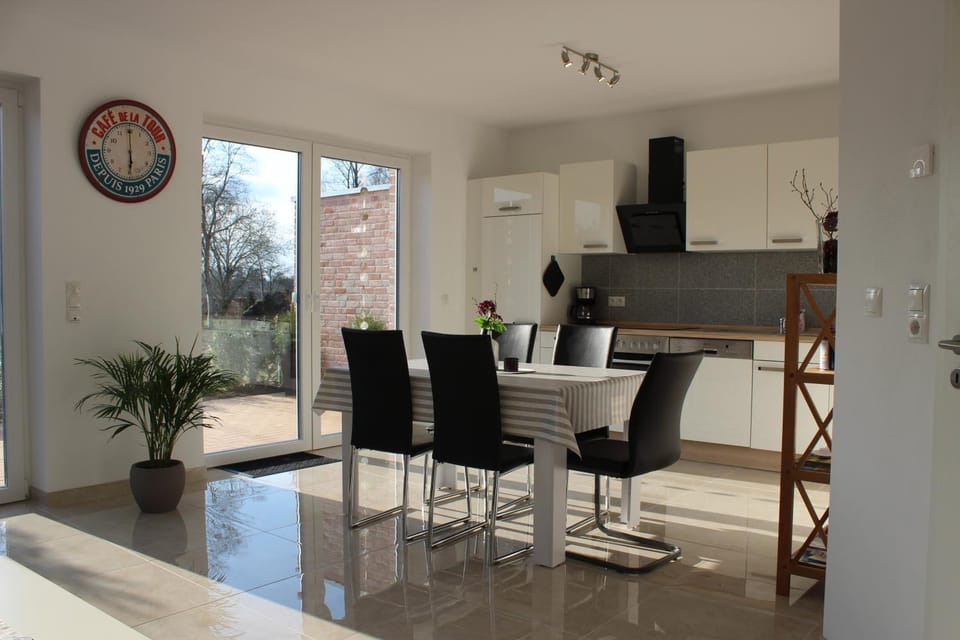 Kitchen or kitchenette, Seating area, Dining area, stove