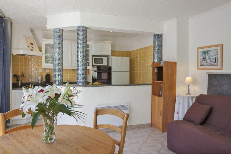 Kitchen or kitchenette, Seating area, Dining area