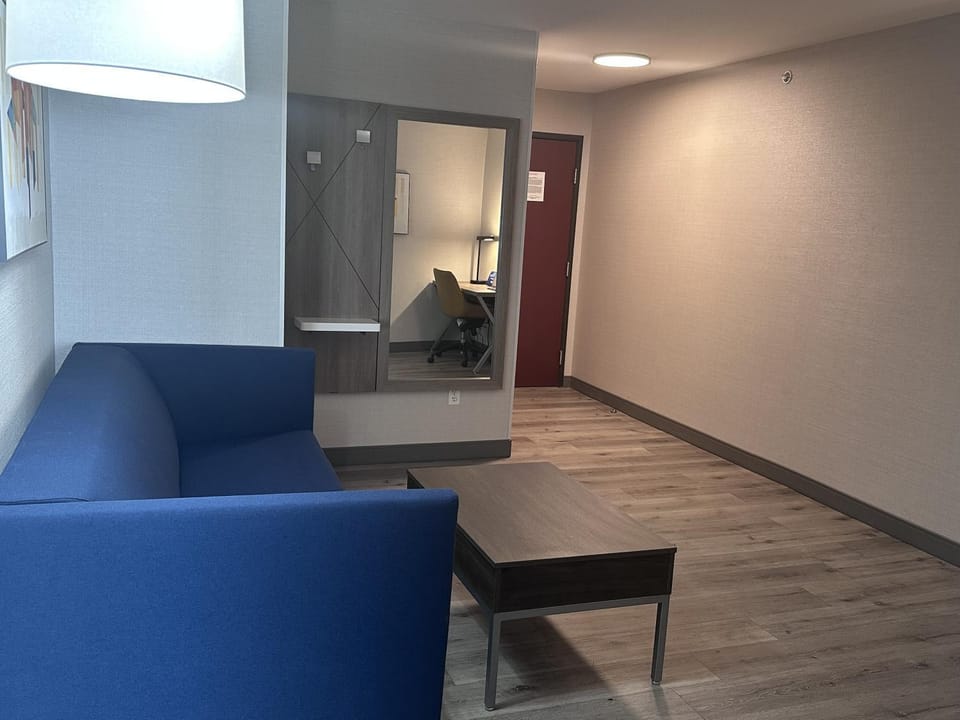 Holiday Inn Express & Suites Southfield - Detroit Hotel in Southfield