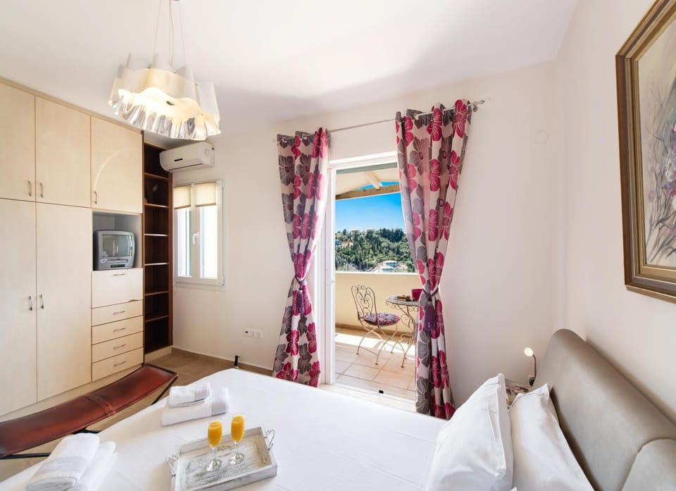 Bedroom, Mountain view