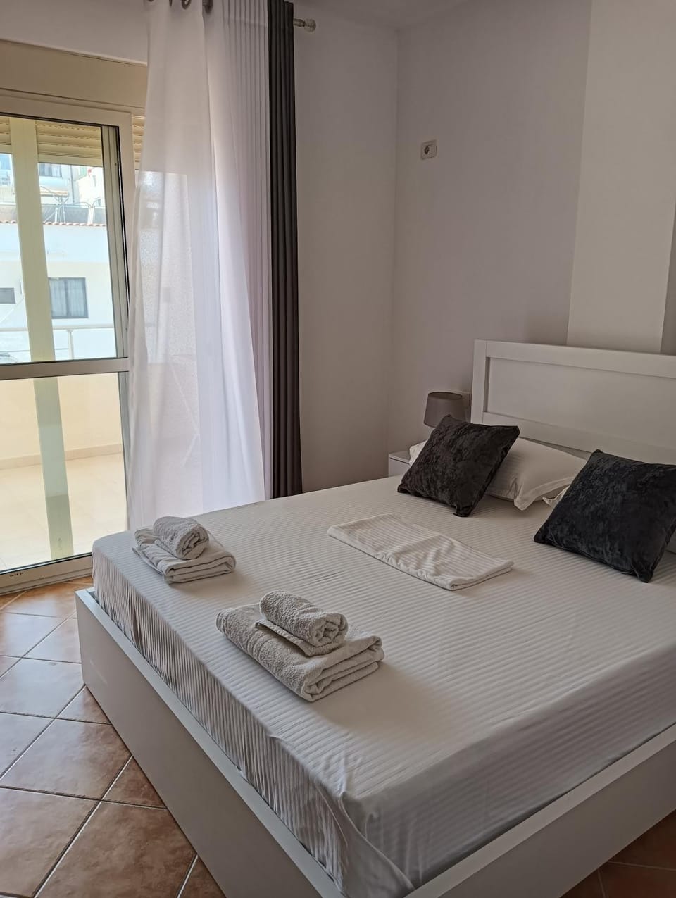 Bed, Bedroom, towels