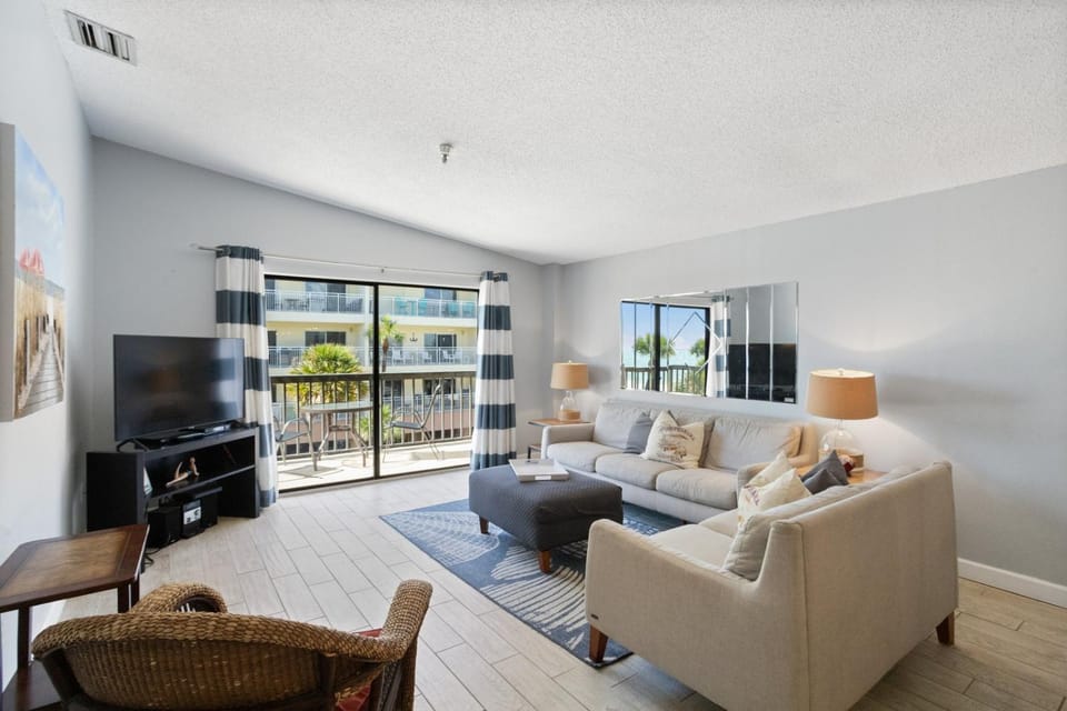 Beach View 1b 1b - Balcony - King - Surf Song #345 Apartment in Madeira Beach