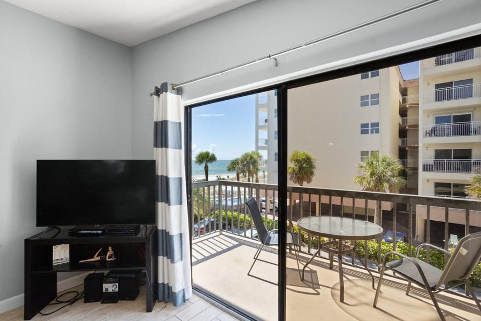 Beach View 1b 1b - Balcony - King - Surf Song #345 Apartment in Madeira Beach