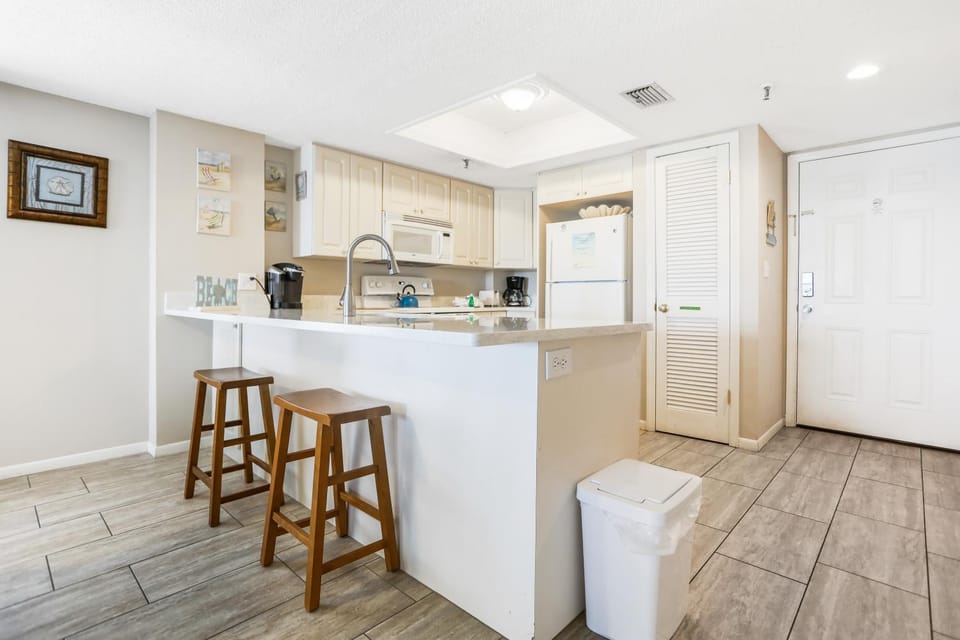 Beachfront Complex - 2b 2b - Beach Place #401 Apartment in Madeira Beach