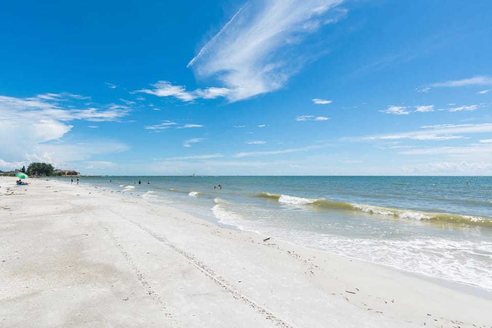 Beachfront Complex - 2b 2b - Beach Place #202 Apartment in Madeira Beach
