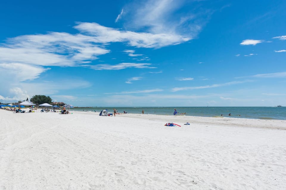 Beachfront Complex - 2b 2b - Beach Place #202 Apartment in Madeira Beach