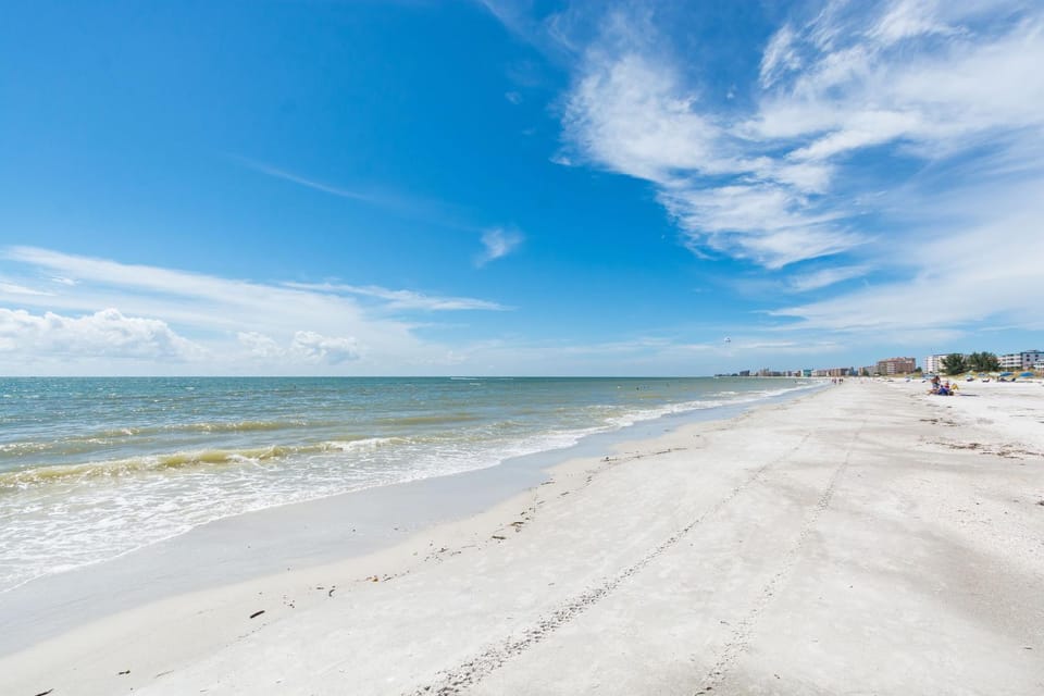 Beachfront Complex - 2b 2b - Beach Place #202 Apartment in Madeira Beach