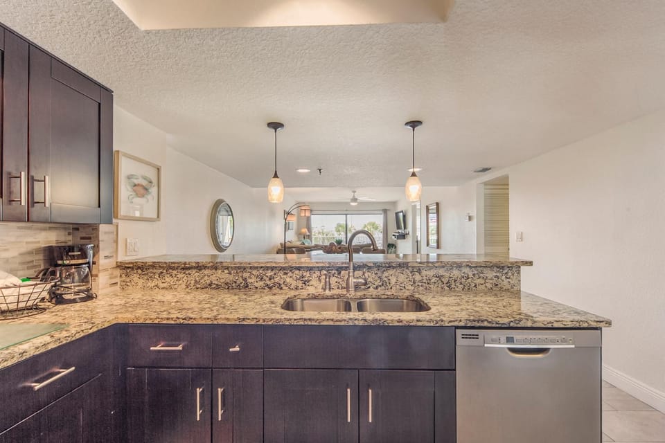 John's Pass Updated 2B/2B - Beach Place #102 Apartment in Madeira Beach